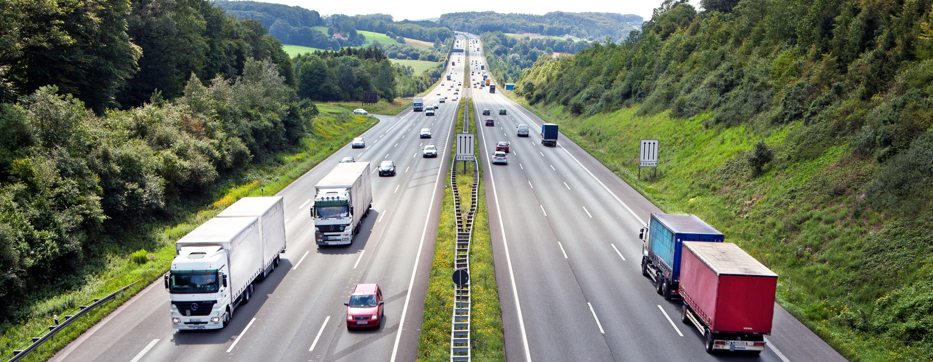 Autobahn mit LKWs